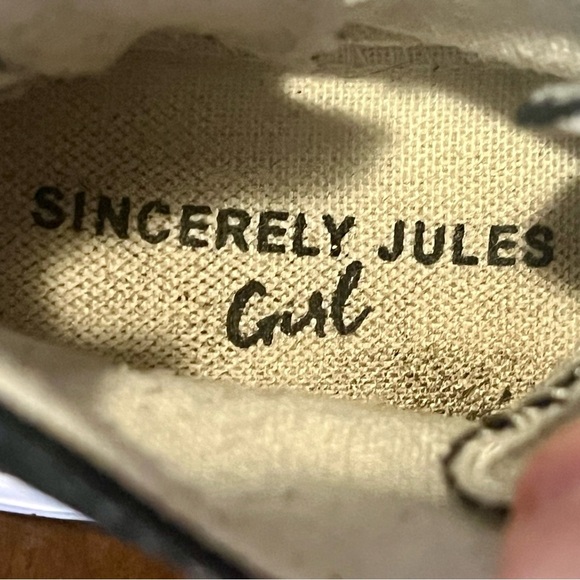 High-Top Canvas Sneakers with White Accents - Picture 7 of 8